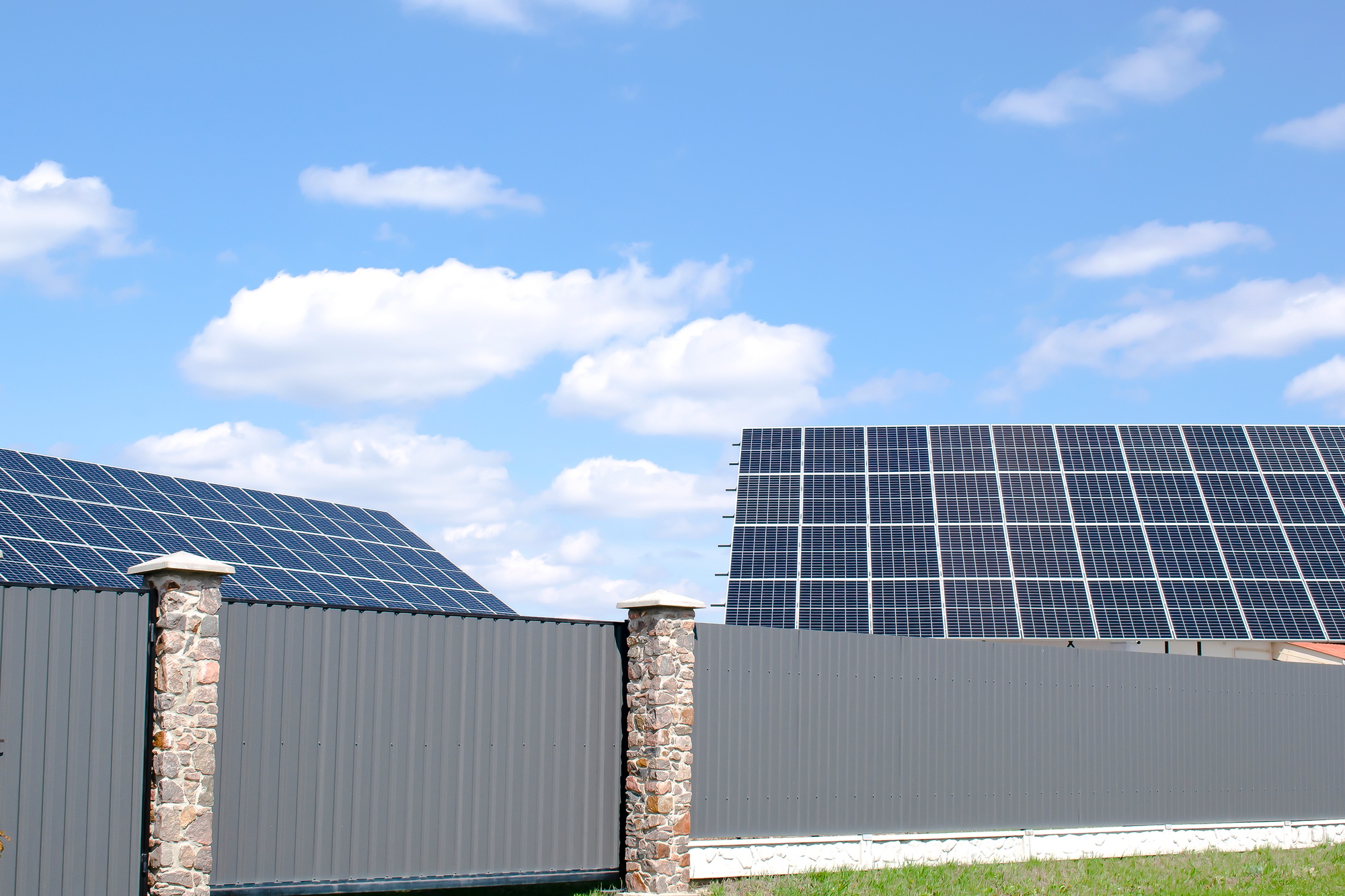 Suburban 5MW residential solar installation as a customized energy solution.