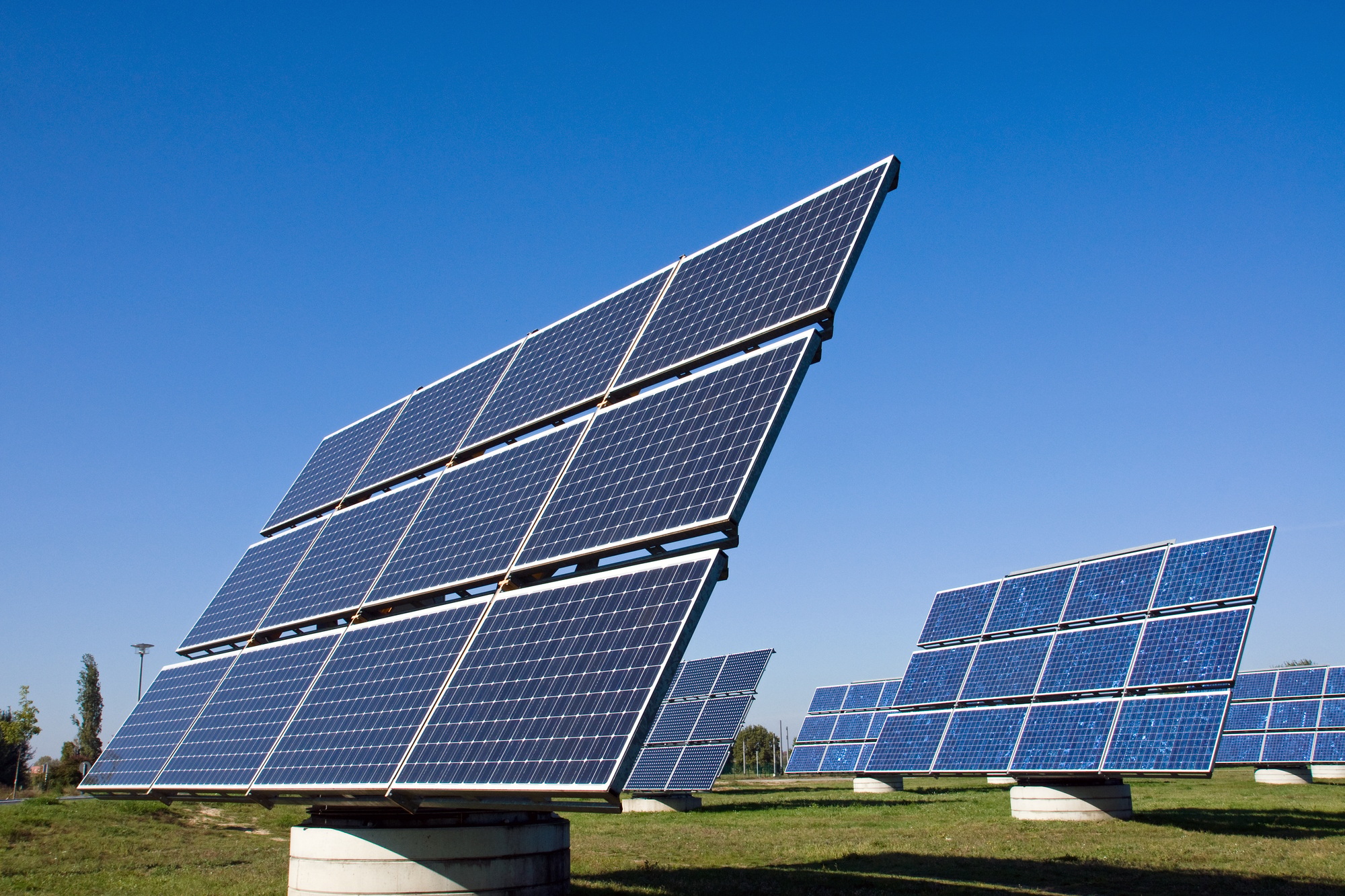 Large-scale 10MW university solar project demonstrating customized energy solutions.