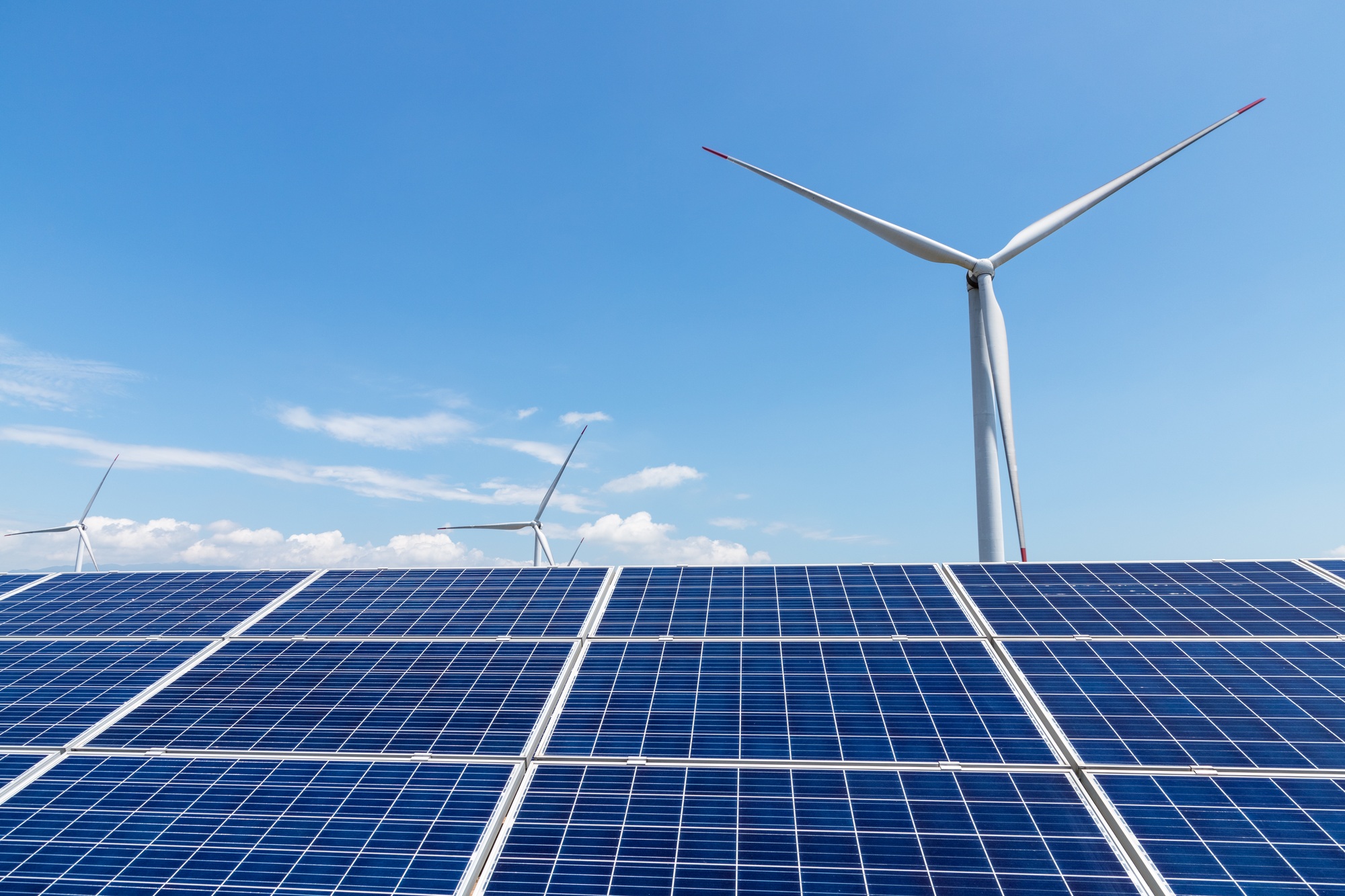 Large-scale 10MW university solar project demonstrating customized energy solutions.