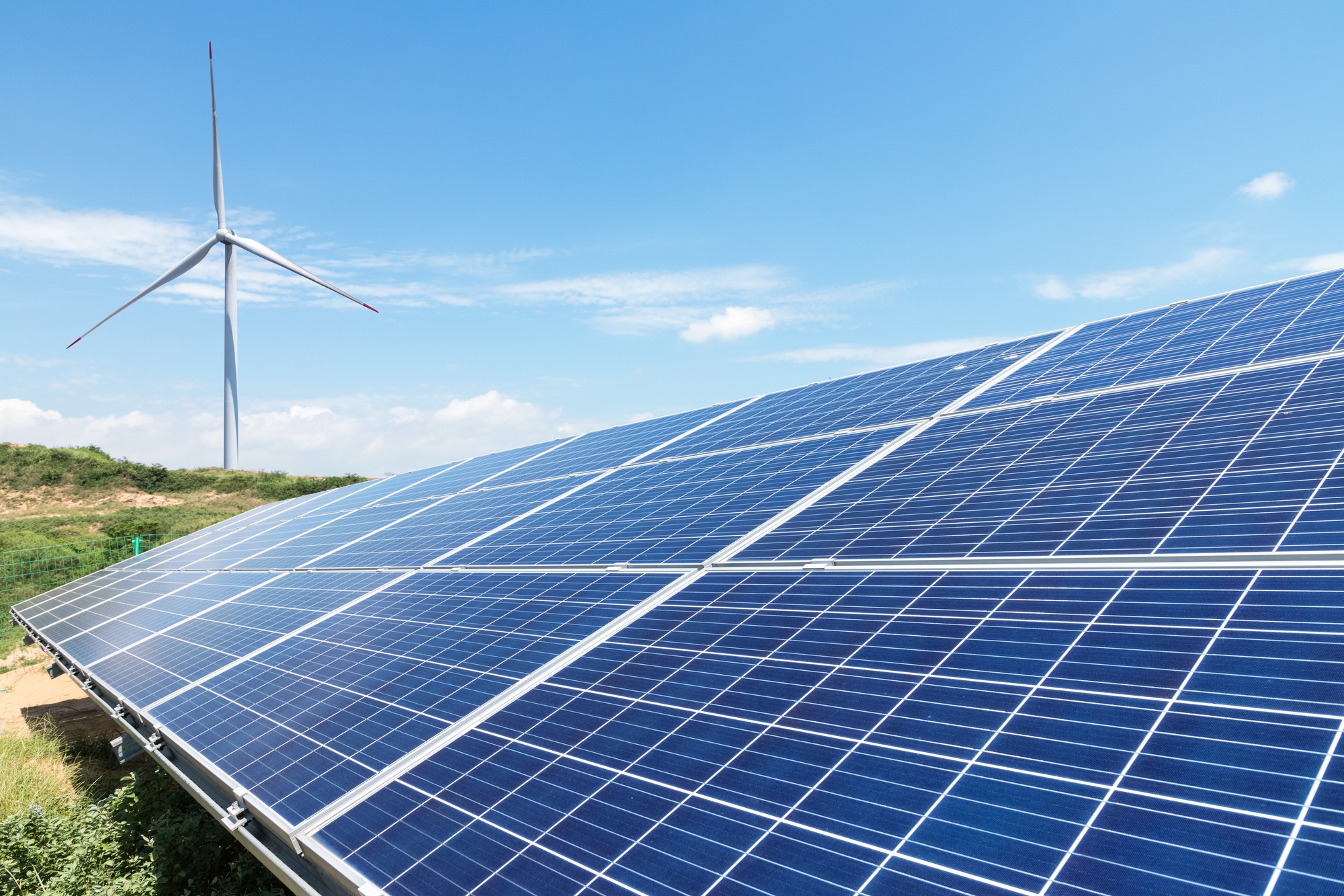 Large-scale 10MW university solar project demonstrating customized energy solutions.
